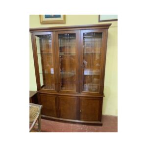 Vitrina clasica nogal 3/p firma Hurtado