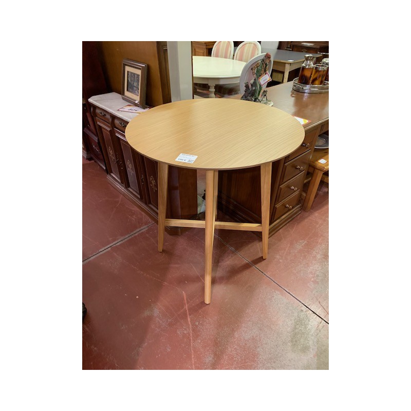 Mesa redonda alta en madera clara