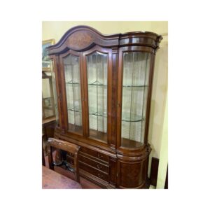 Vitrina clasica raiz nogal y marqueteria 4/p