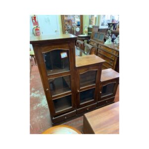 Mueble colonial escalera puertas cristal
