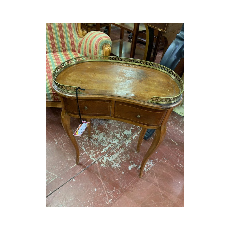 Mesita riñon con bronces 2/c